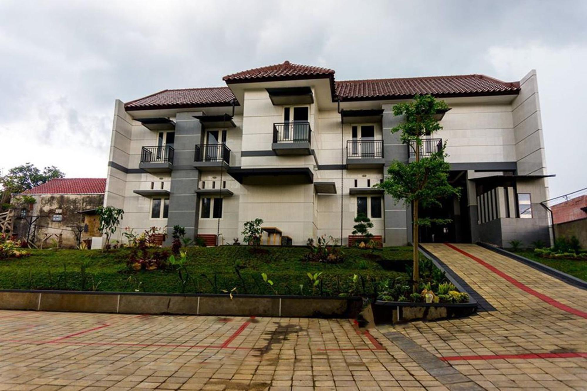 Отель Oyo Life 2399 Gerbera House - Kos Putri Маланг Экстерьер фото