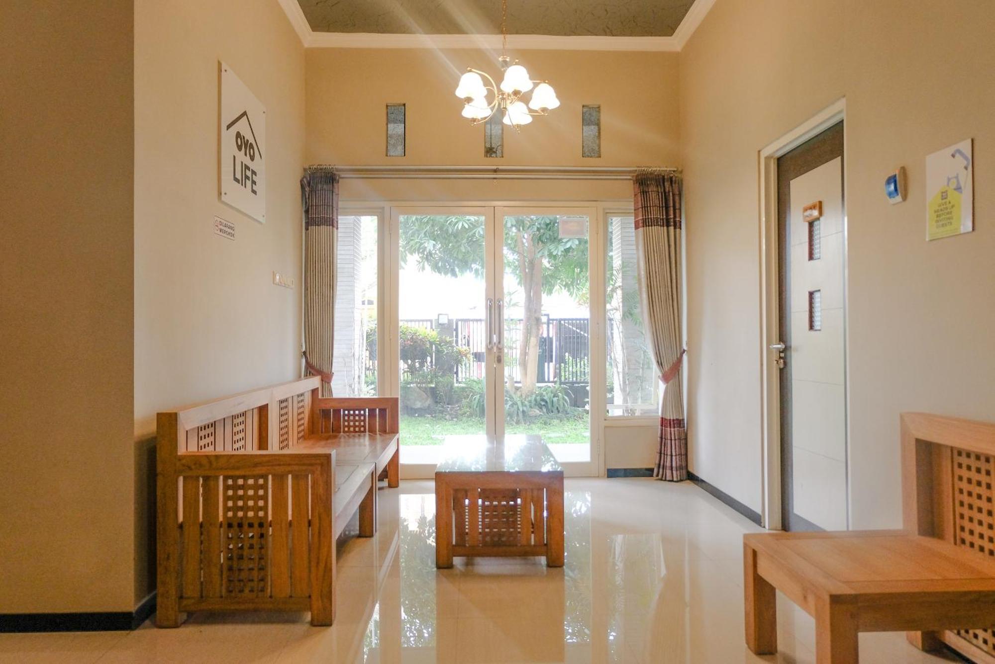 Отель Oyo Life 2399 Gerbera House - Kos Putri Маланг Экстерьер фото